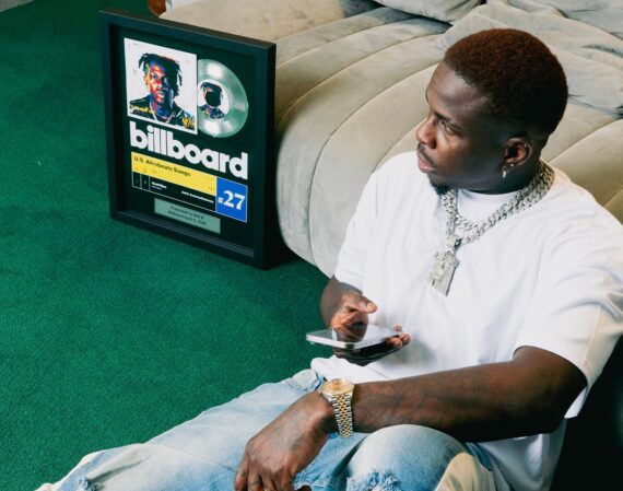 Didi B décroche sa plaque Billboard pour les hits Afrobeats les plus écoutés aux États-Unis
